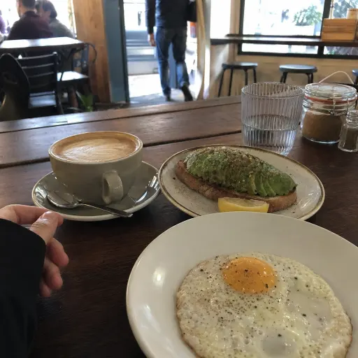 Snapped 1 photo. 我昨天在常去的小馆子吃 brunch，iPhone 随手拍，画质一