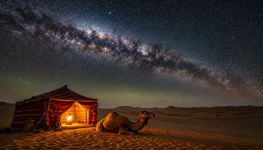 撒哈拉沙漠夜景：连绵金色沙丘在月光下泛着银蓝光泽，前景一顶贝都因风格红白条纹帐篷亮着温暖油灯，帐篷旁
